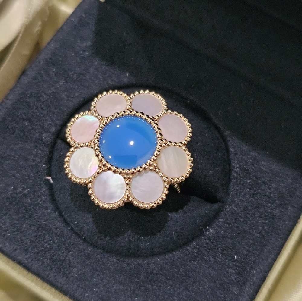 Van Cleef & Arpels Ring Agate & Mother of Pearl Yellow Gold Limited Edition